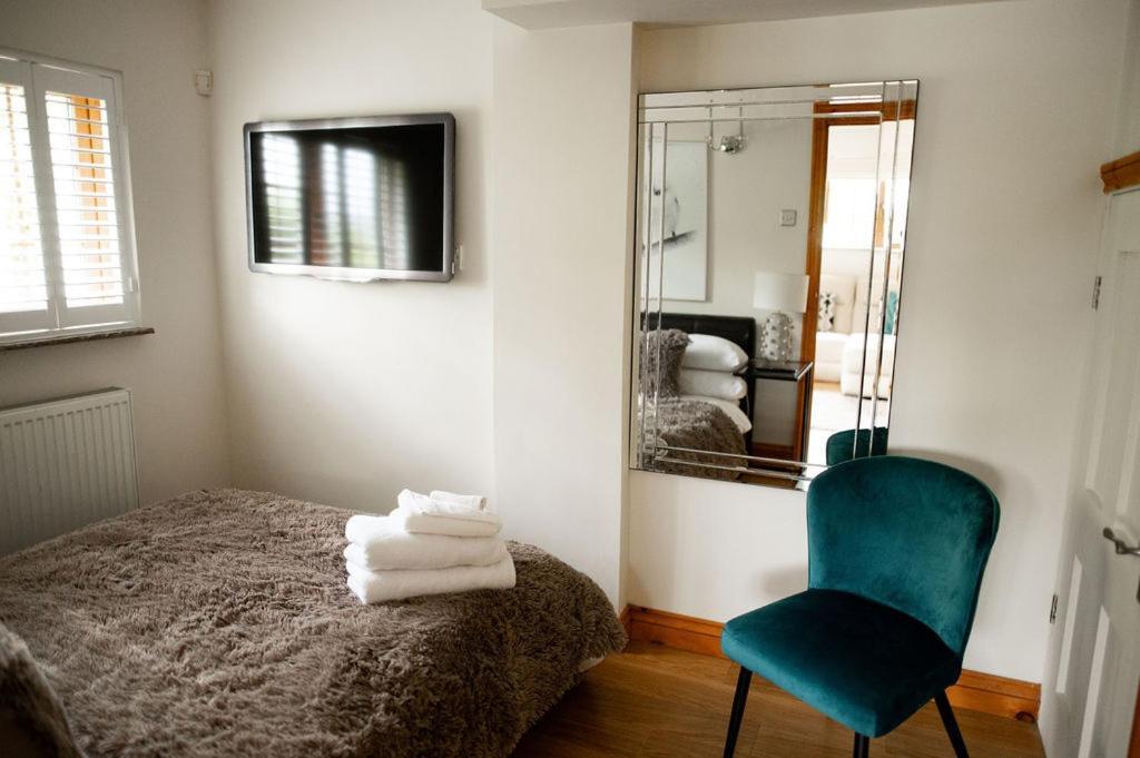 เดอะ แองกอเรจ แอนด์ เดอ แทคเคิลเฮด Hotel Llancarfan ห้อง รูปภาพ