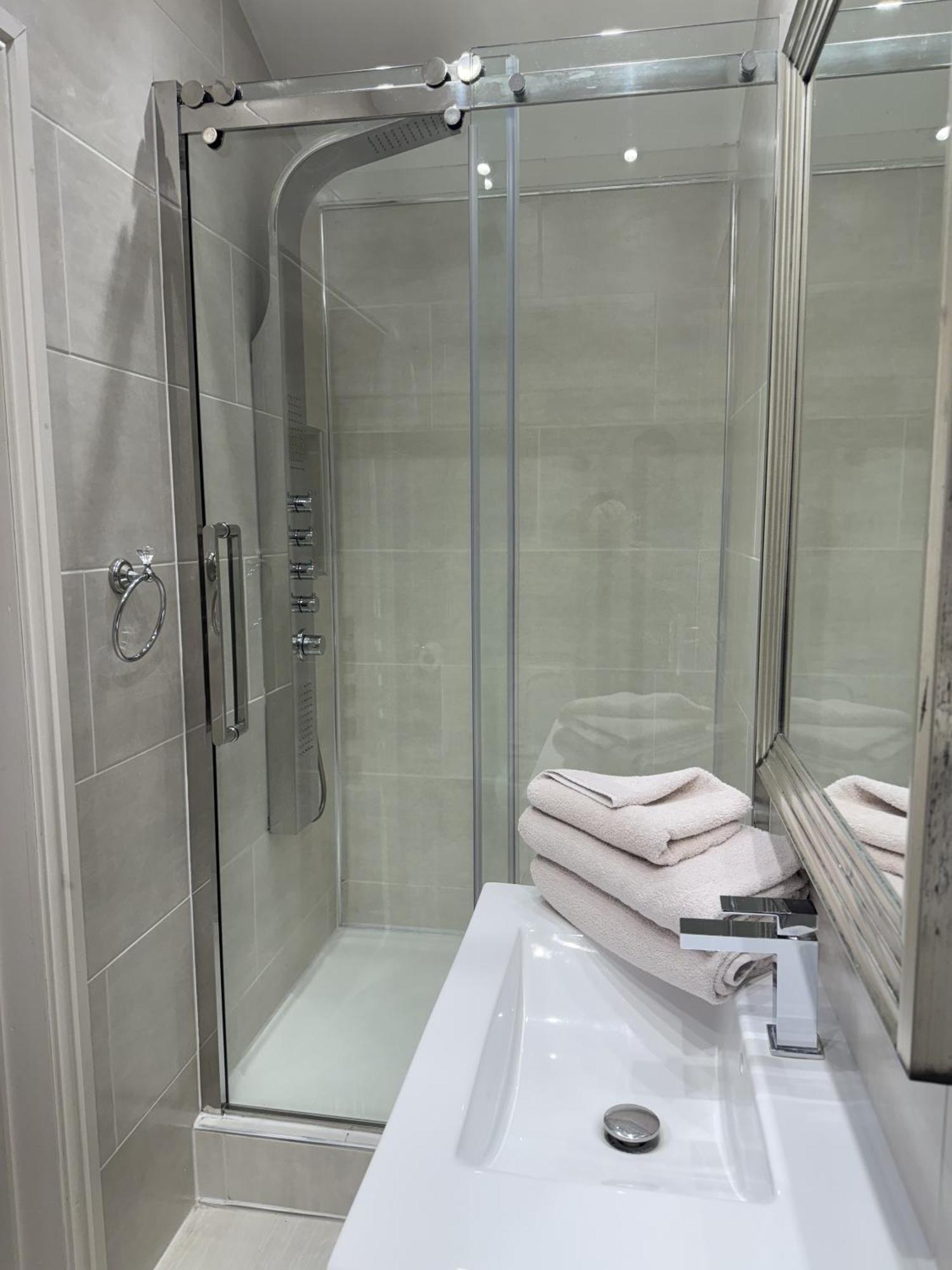 เดอะ แองกอเรจ แอนด์ เดอ แทคเคิลเฮด Hotel Llancarfan ห้อง รูปภาพ